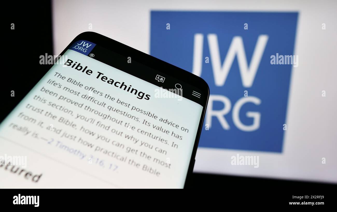 Smartphone avec le site Web des témoins de l'organisation religieuse Jéhovah devant le logo. Concentrez-vous sur le coin supérieur gauche de l'écran du téléphone. Banque D'Images