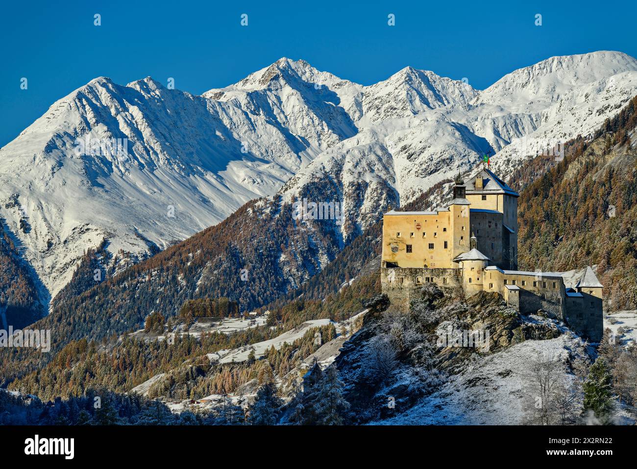 Château de Tarasp près des Alpes de Silvretta enneigées, Tarasp, basse Engadine, Engadine, Grisons, Suisse Banque D'Images