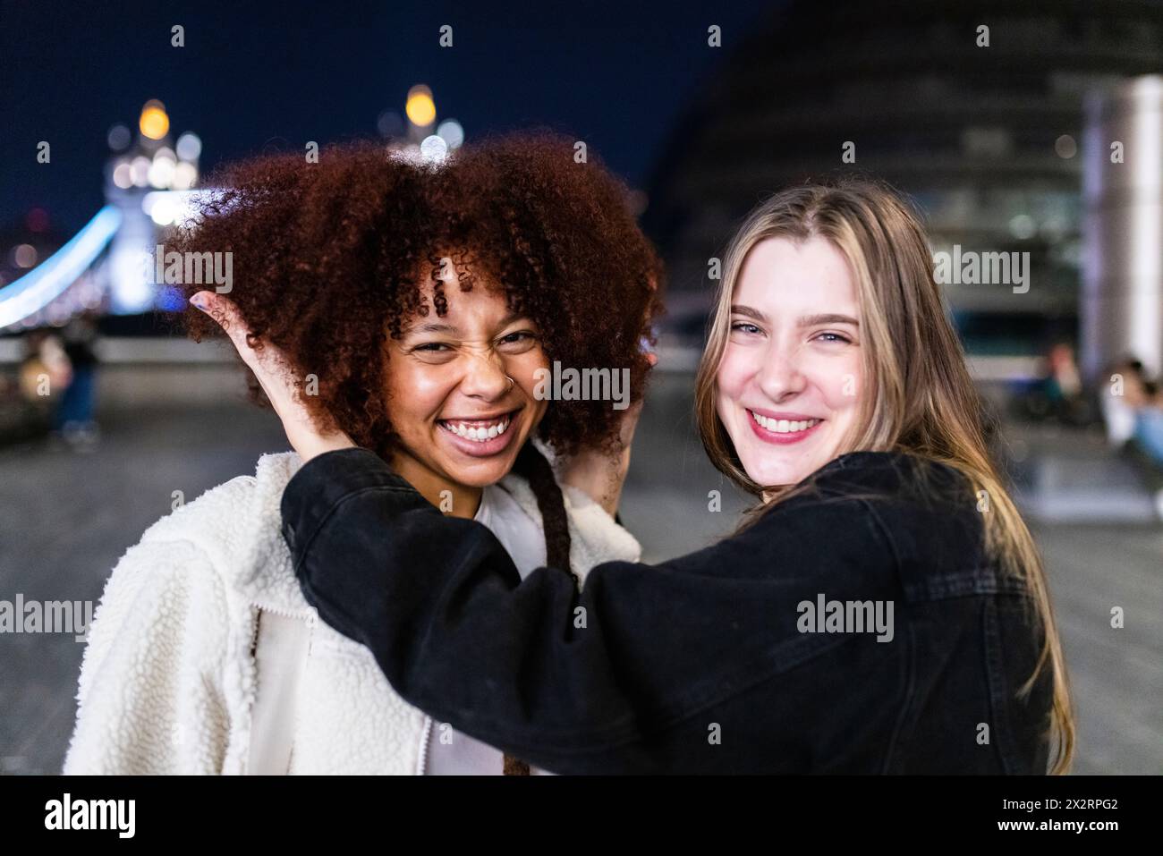 Heureux jeunes amis appréciant à London City la nuit Banque D'Images