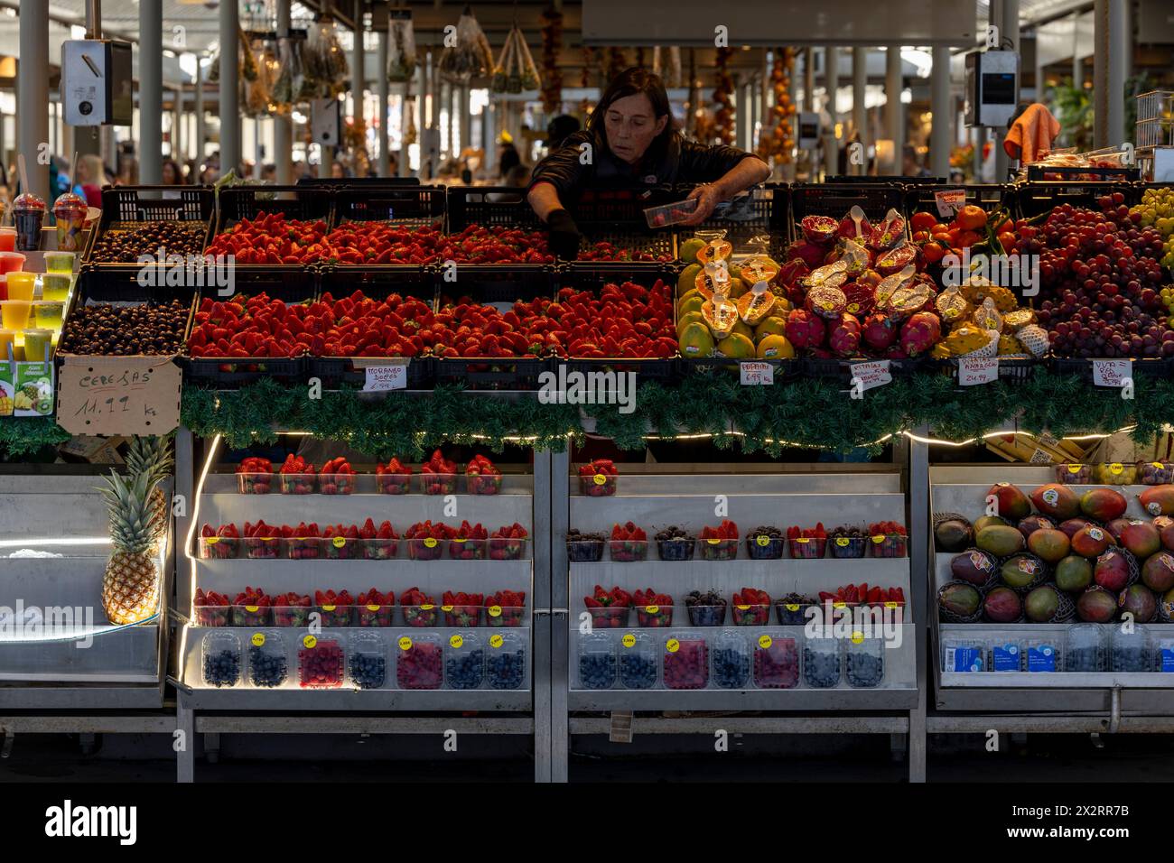 Porto, Portugal, 03.02.2024 : stands organisés pleins de fruits colorés au Mercado do Bolhão 'Mercado do Bolhão'. Ville de Porto, Portugal. Banque D'Images