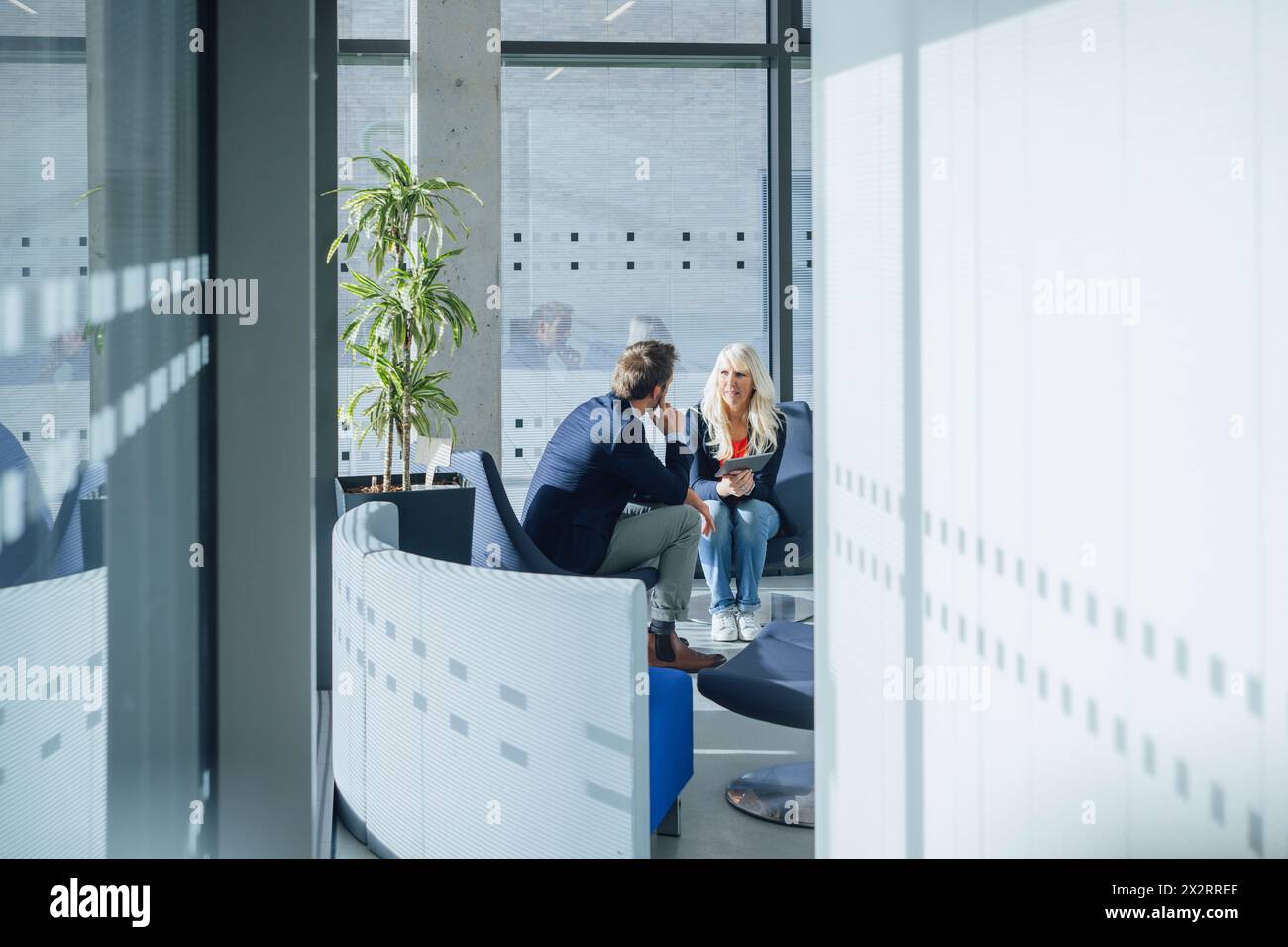 Thoughtful Businesswoman in office Banque D'Images