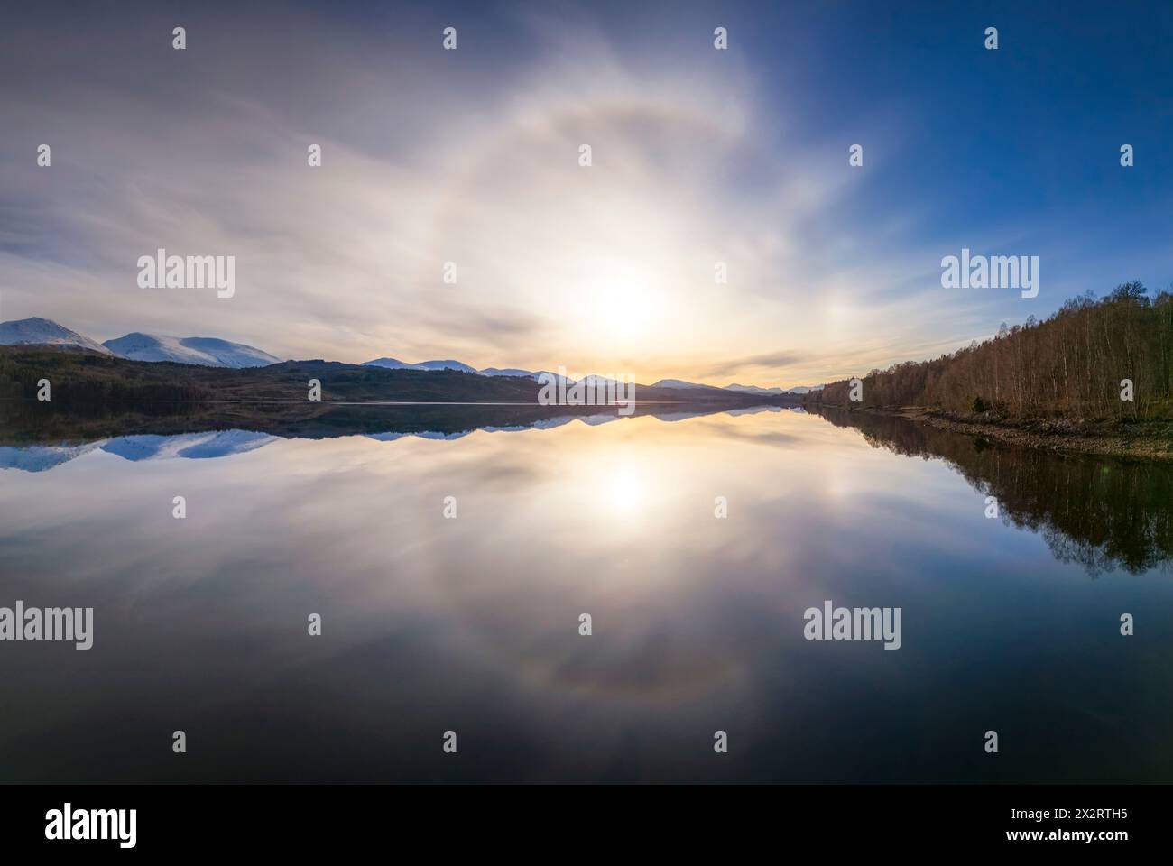 Royaume-Uni, Écosse, Invergarry, vue aérienne du soleil couchant se reflétant dans le Loch Garry Banque D'Images