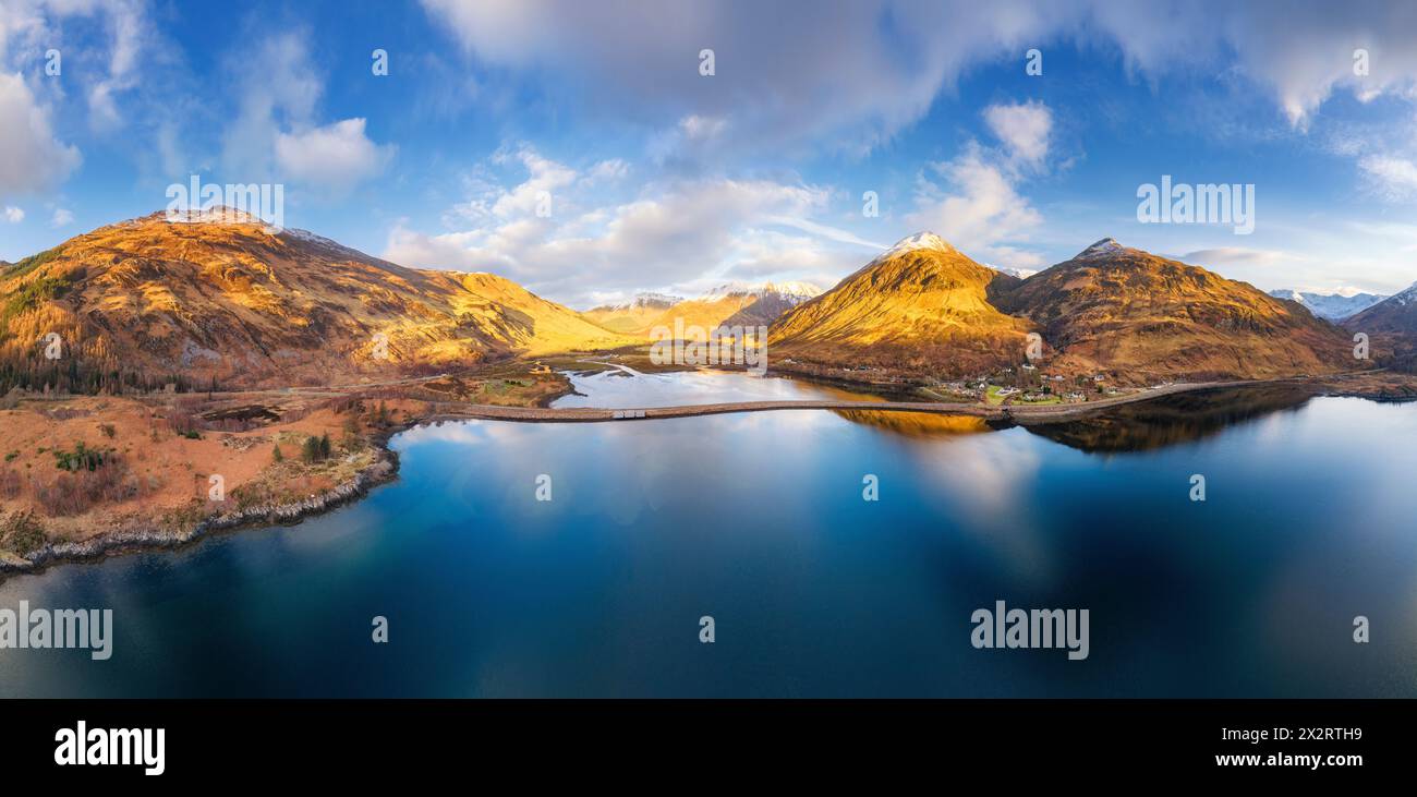 Royaume-Uni, Écosse, panorama aérien du pont Clachan Duich sur la route A87 Banque D'Images