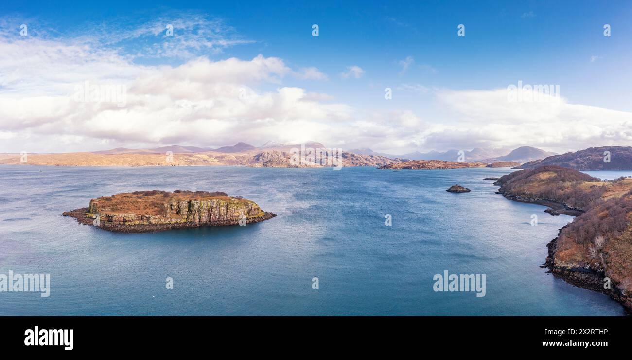 Royaume-Uni, Écosse, Strathcarron, vue aérienne de l'autre côté du Loch Torridon vers Torridon Hills Banque D'Images