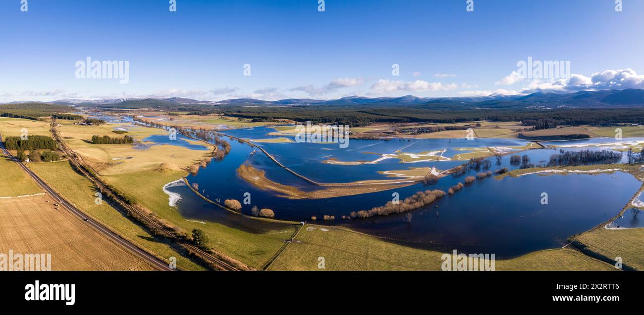 Royaume-Uni, Écosse, bateau de Garten, panorama aérien de la rivière Spey en crue Banque D'Images