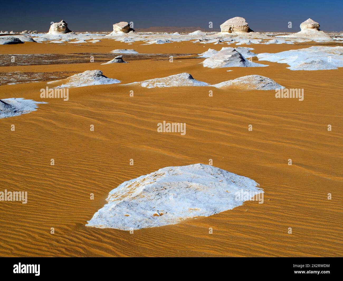 Formations rocheuses de calcaire blanc sur sable dans le désert du Sahara au coucher du soleil, Egypte Banque D'Images