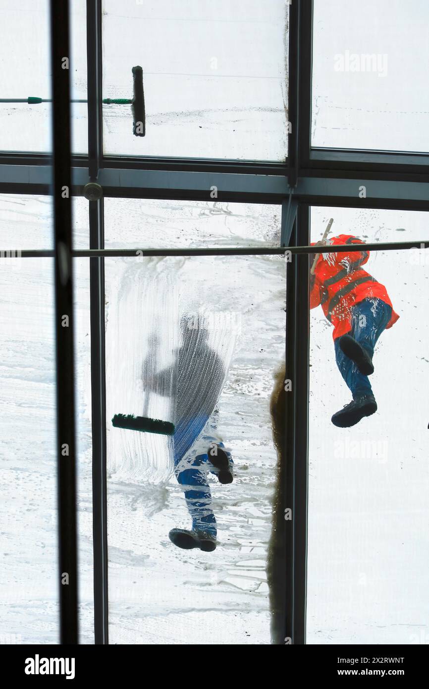 Directement en dessous de la vue de deux lave-glaces sur le plafond de verre Banque D'Images