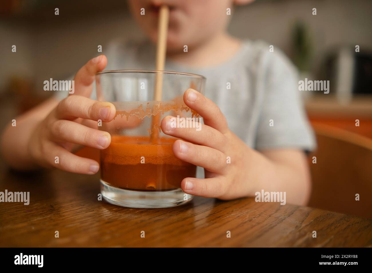 Garçon buvant un smoothie sain à la maison Banque D'Images