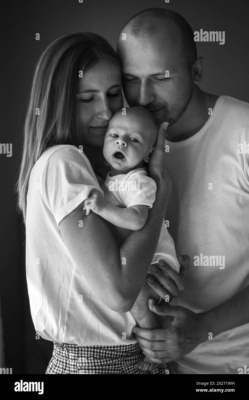 Mère et père tenant bébé garçon à la maison Banque D'Images