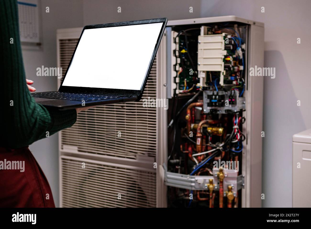 Ingénieur tenant un ordinateur portable et debout près du serveur réseau dans le bureau Banque D'Images