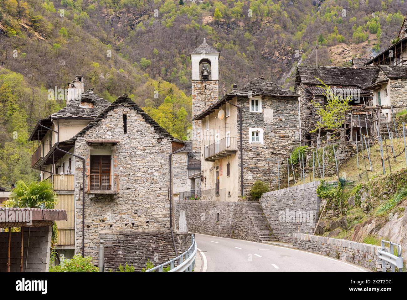 L'ancien village de San Bartolomeo sur la vallée de Verzasca, district de Locarno dans le canton du Tessin, Suisse Banque D'Images