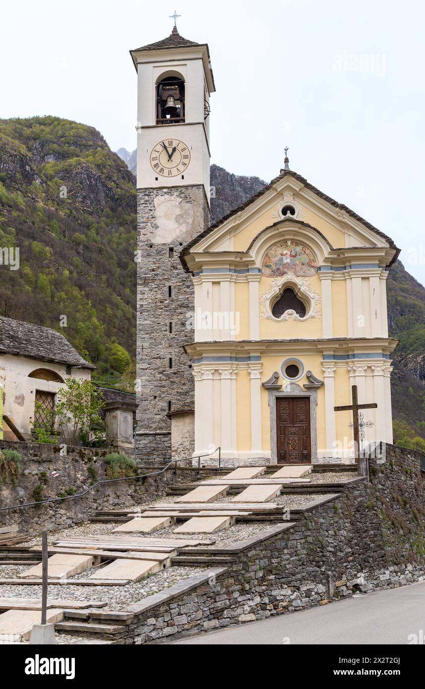L'église paroissiale de Santa Maria degli Angeli à Lavertezzo, vallée de Verzasca, district de Locarno, Suisse Banque D'Images