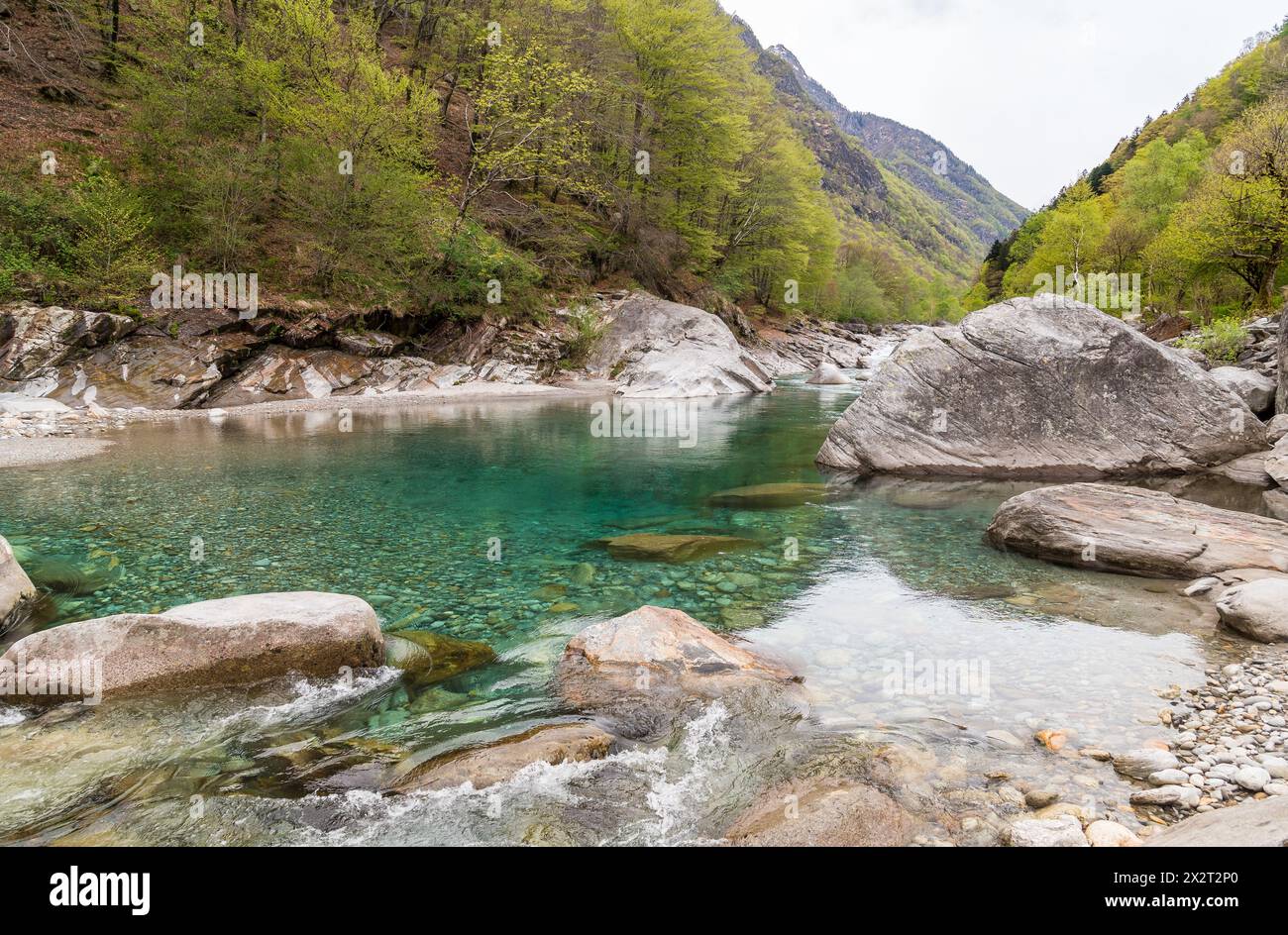 La vallée de Verzasca est un bel endroit naturel fait d'eaux cristallines, de montagnes verdoyantes et de canyons, district de Locarno dans le canton du Tessin, Swit Banque D'Images