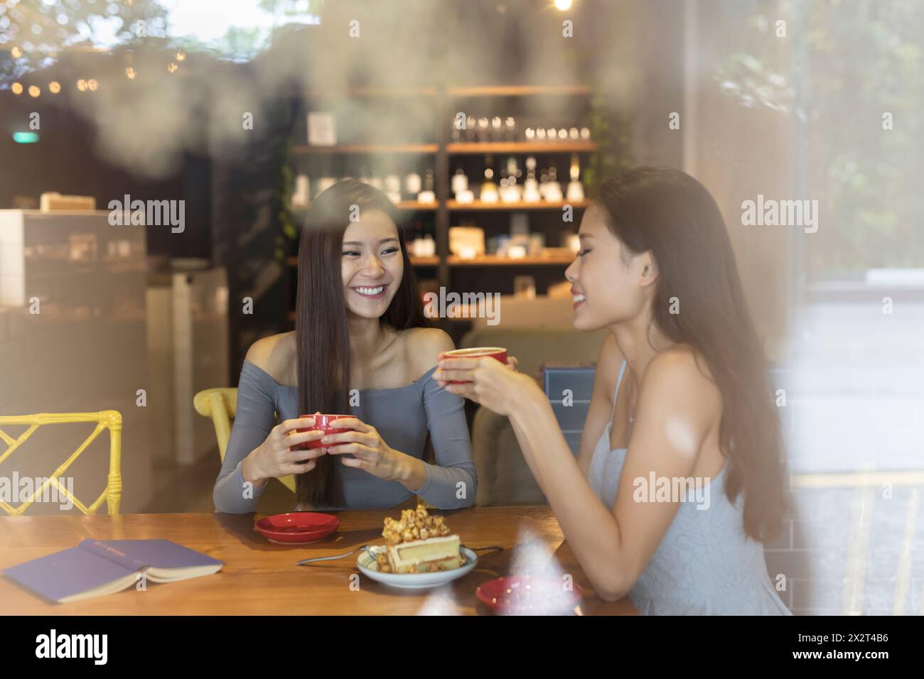 Heureux amis traînant au restaurant Banque D'Images