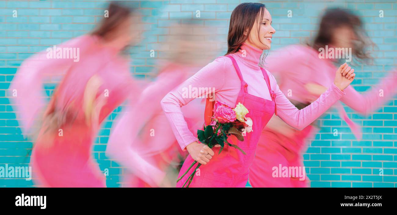 Image multiple de la femme souriante en salopette rose courant avec des roses Banque D'Images