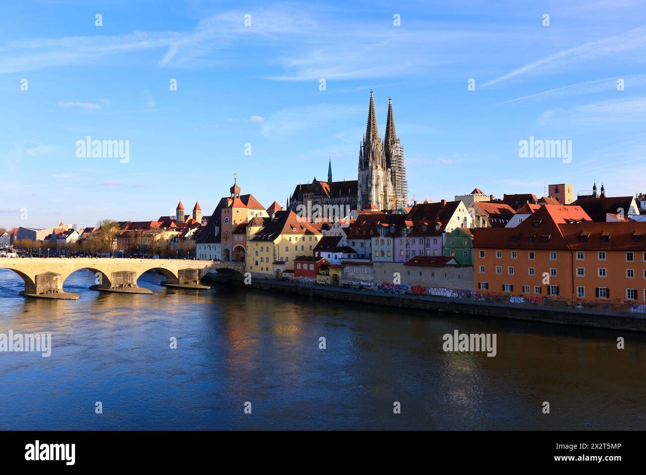 Allemagne, Bavière, Ratisbonne, vieille ville médiévale avec rivière en premier plan Banque D'Images