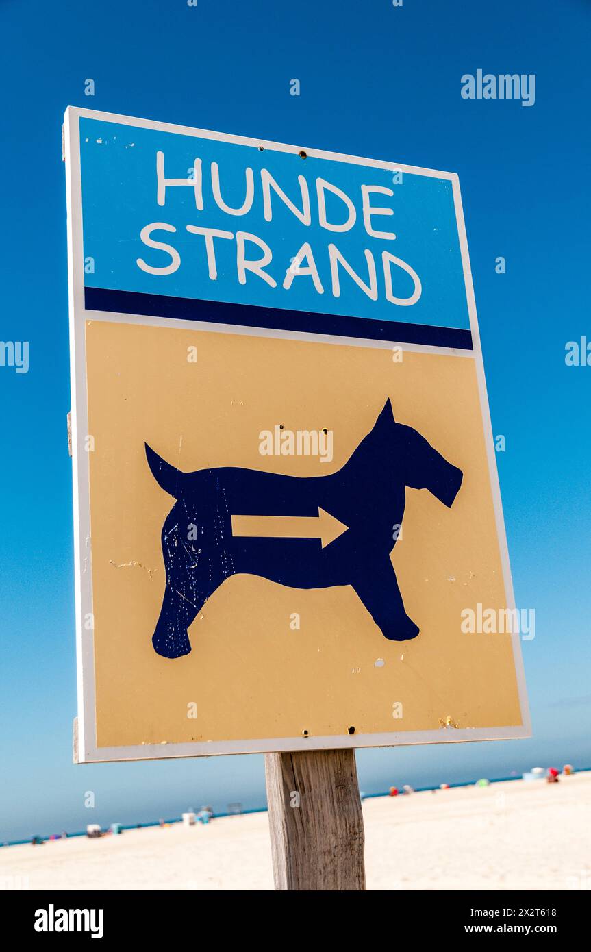 Allemagne, Schleswig-Holstein, Amrum, panneau de direction sur la plage de sable Banque D'Images