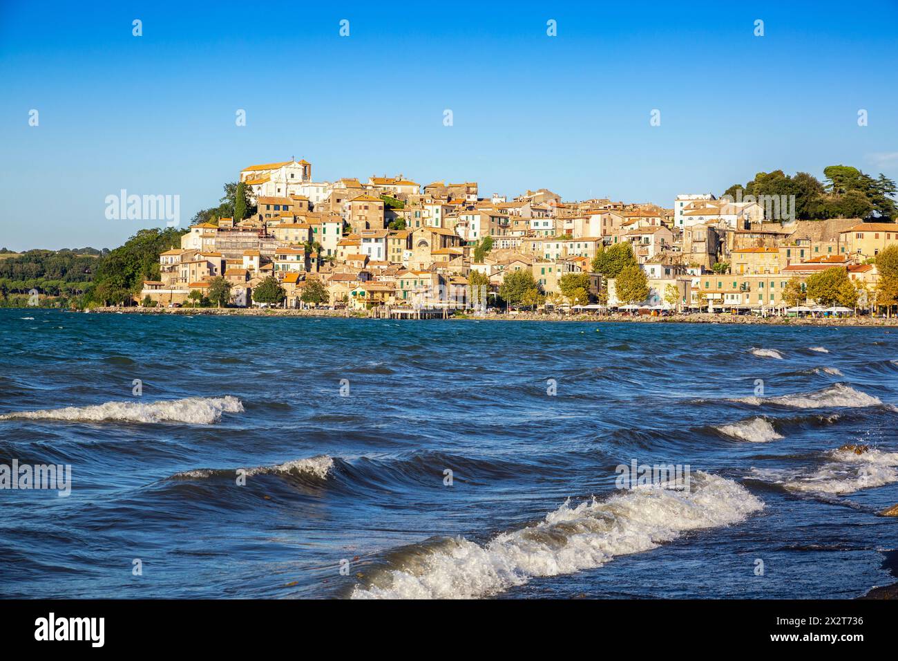 Italie, Latium, Anguillara Sabazia, ville au bord du lac Bracciano Banque D'Images