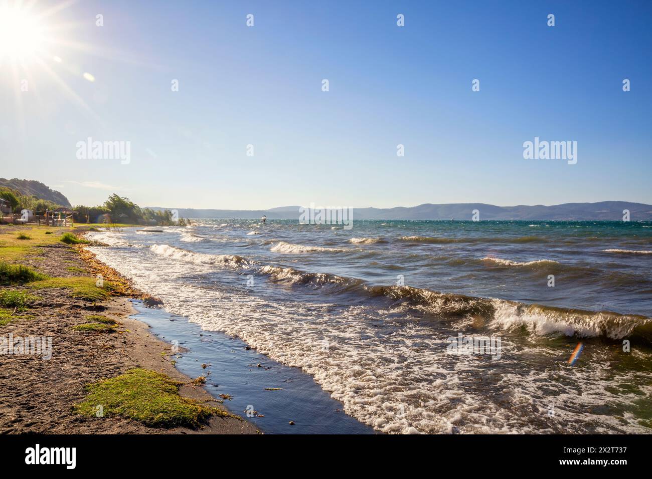 Italie, Latium, Anguillara Sabazia, soleil brille sur les rives du lac Bracciano Banque D'Images