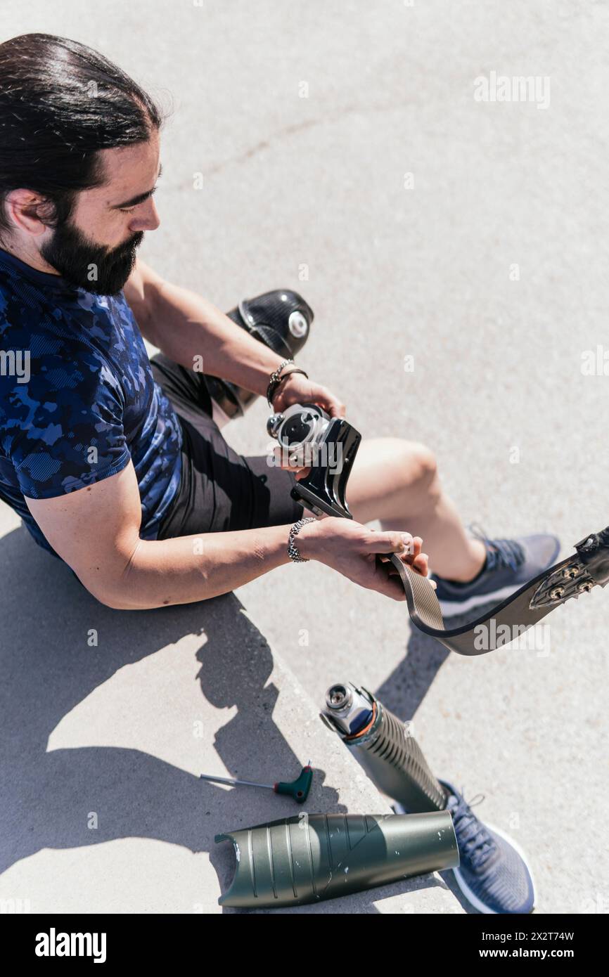 Athlète handicapé portant un pied de sport artificiel le jour ensoleillé Banque D'Images