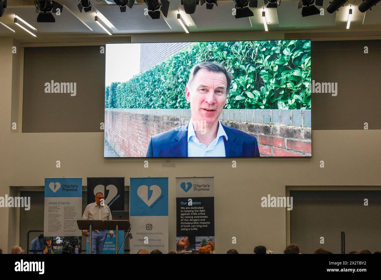 Wimbledon Football Club, Wimbledon. 23 avril 2024. Ce soir, le chancelier Jeremy Hunt a aidé à ouvrir l'association caritative « Charlie's Promise » par liaison vidéo. M. Hunt est un ami de longue date de la famille Cosser de Milford, dans le Surrey, qui a tragiquement perdu leur fils Charlie à cause d'un crime de couteau en juillet 2023. Le père de Charlie, Martin, a promis à Charlie alors qu'il était couché dans le coma à l'hôpital Royal Sussex qu'il passerait le reste de sa vie à éduquer les jeunes sur les dangers du crime au couteau. Son association caritative nouvellement formée, Charlie's Promise, a officiellement été lancée ce soir au Wimbledon Football Club Banque D'Images