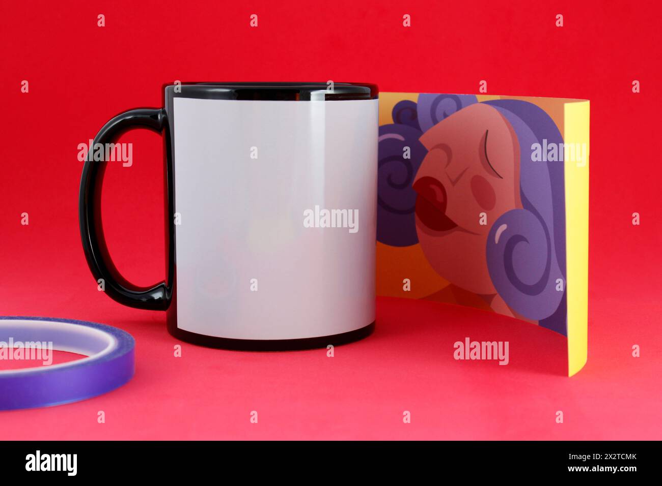 Mug noir avec papier et ruban thermique pour sublimer Banque D'Images