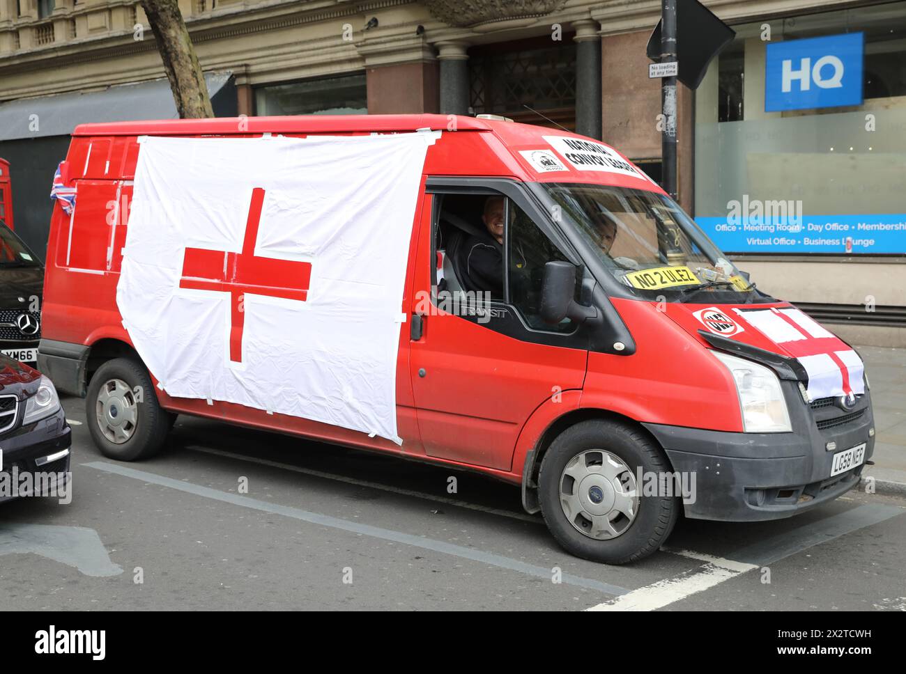 La camionnette du chef du convoi national du groupe Stop Khan anti ULEZ circule autour de Trafalgar Square le jour de la Saint-Georges 2024, avec les élections municipales approchant, Londres, Royaume-Uni Banque D'Images