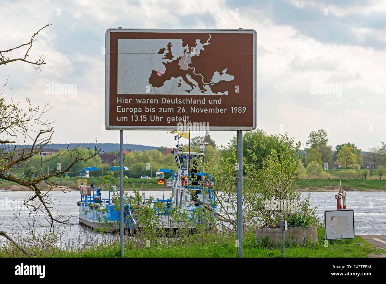 Panneau indiquant que l'Allemagne a été divisée ici jusqu'au 26 novembre 1989, Elbfaehre, Neu Bleckede, basse-Saxe, Allemagne Banque D'Images