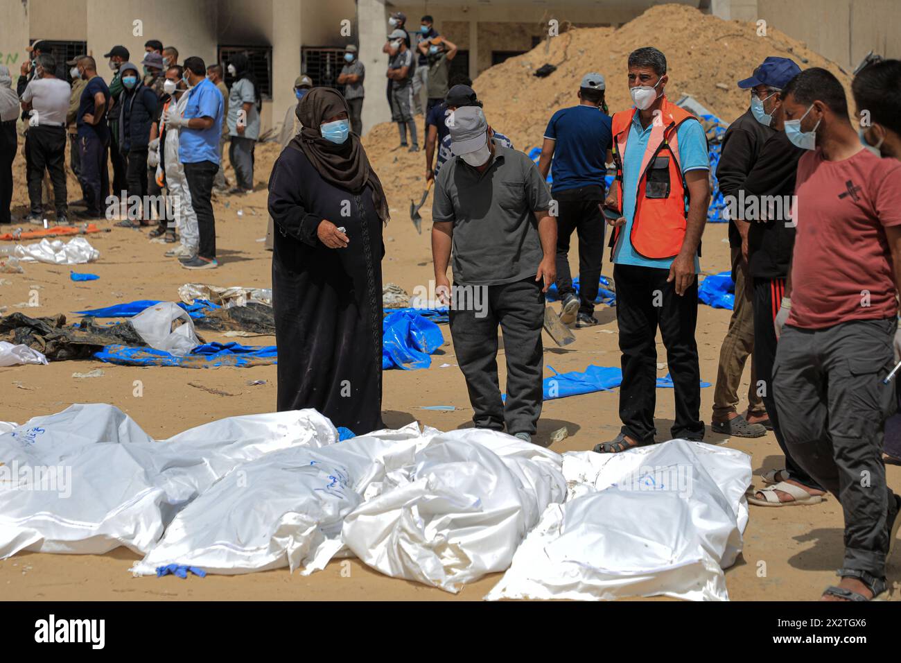 (240423) -- GAZA, 23 avril 2024 (Xinhua) -- des travailleurs découvrent des corps trouvés à l'hôpital de Nasser, dans la ville de Khan Younis, dans le sud de la bande de Gaza, le 23 avril 2024. Le nombre de morts palestiniennes dans la bande de Gaza à la suite des attaques israéliennes en cours est passé à 34 183, a déclaré mardi le ministère de la santé dirigé par le Hamas. Mahmoud Basal, porte-parole du Service de défense civile dans la bande de Gaza, a déclaré que les corps avaient été enterrés collectivement par l’armée israélienne, ajoutant que des opérations de recherche étaient en cours alors que des milliers de personnes étaient toujours portées disparues à Gaza. Le porte-parole a accusé l'armée israélienne de "faire appliquer disappeara Banque D'Images
