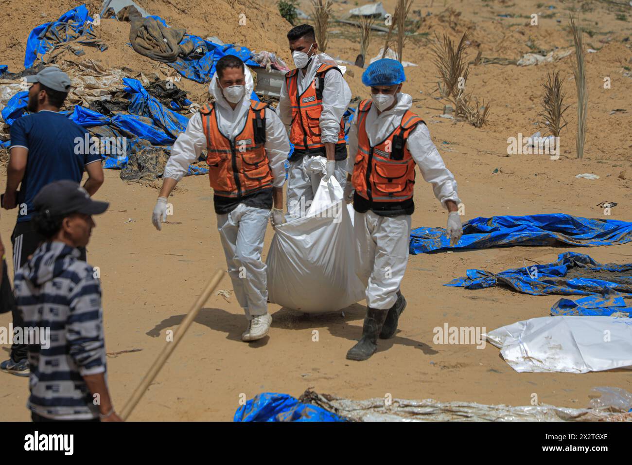 (240423) -- GAZA, 23 avril 2024 (Xinhua) -- des travailleurs portent un corps trouvé à l'hôpital de Nasser dans la ville de Khan Younis, dans le sud de la bande de Gaza, le 23 avril 2024. Le nombre de morts palestiniennes dans la bande de Gaza à la suite des attaques israéliennes en cours est passé à 34 183, a déclaré mardi le ministère de la santé dirigé par le Hamas. Mahmoud Basal, porte-parole du Service de défense civile dans la bande de Gaza, a déclaré que les corps avaient été enterrés collectivement par l’armée israélienne, ajoutant que des opérations de recherche étaient en cours alors que des milliers de personnes étaient toujours portées disparues à Gaza. Le porte-parole a accusé l'armée israélienne de "faire appliquer disappearanc Banque D'Images