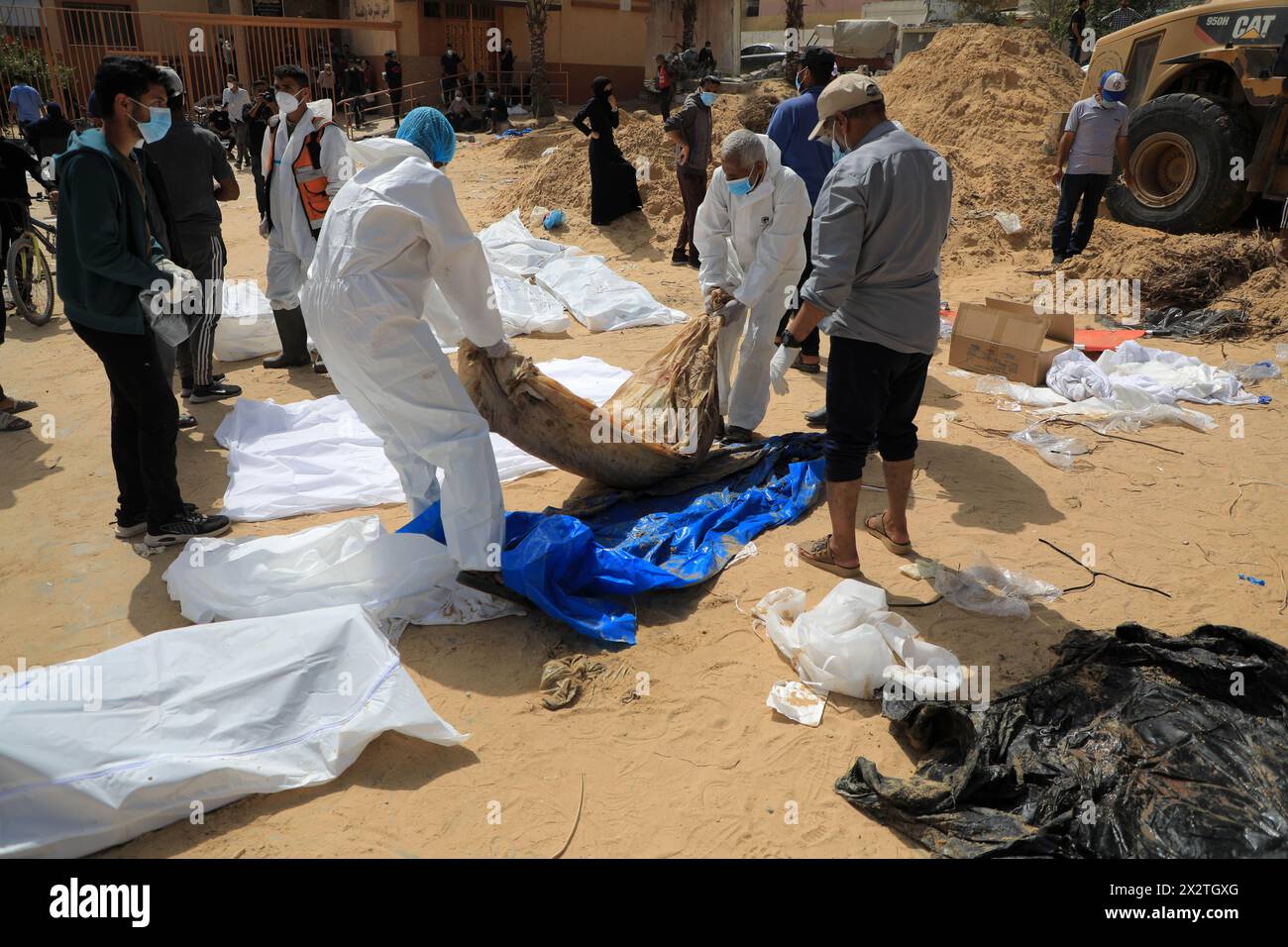 (240423) -- GAZA, 23 avril 2024 (Xinhua) -- des travailleurs découvrent des corps trouvés à l'hôpital de Nasser, dans la ville de Khan Younis, dans le sud de la bande de Gaza, le 23 avril 2024. Le nombre de morts palestiniennes dans la bande de Gaza à la suite des attaques israéliennes en cours est passé à 34 183, a déclaré mardi le ministère de la santé dirigé par le Hamas. Mahmoud Basal, porte-parole du Service de défense civile dans la bande de Gaza, a déclaré que les corps avaient été enterrés collectivement par l’armée israélienne, ajoutant que des opérations de recherche étaient en cours alors que des milliers de personnes étaient toujours portées disparues à Gaza. Le porte-parole a accusé l'armée israélienne de "faire appliquer disappeara Banque D'Images