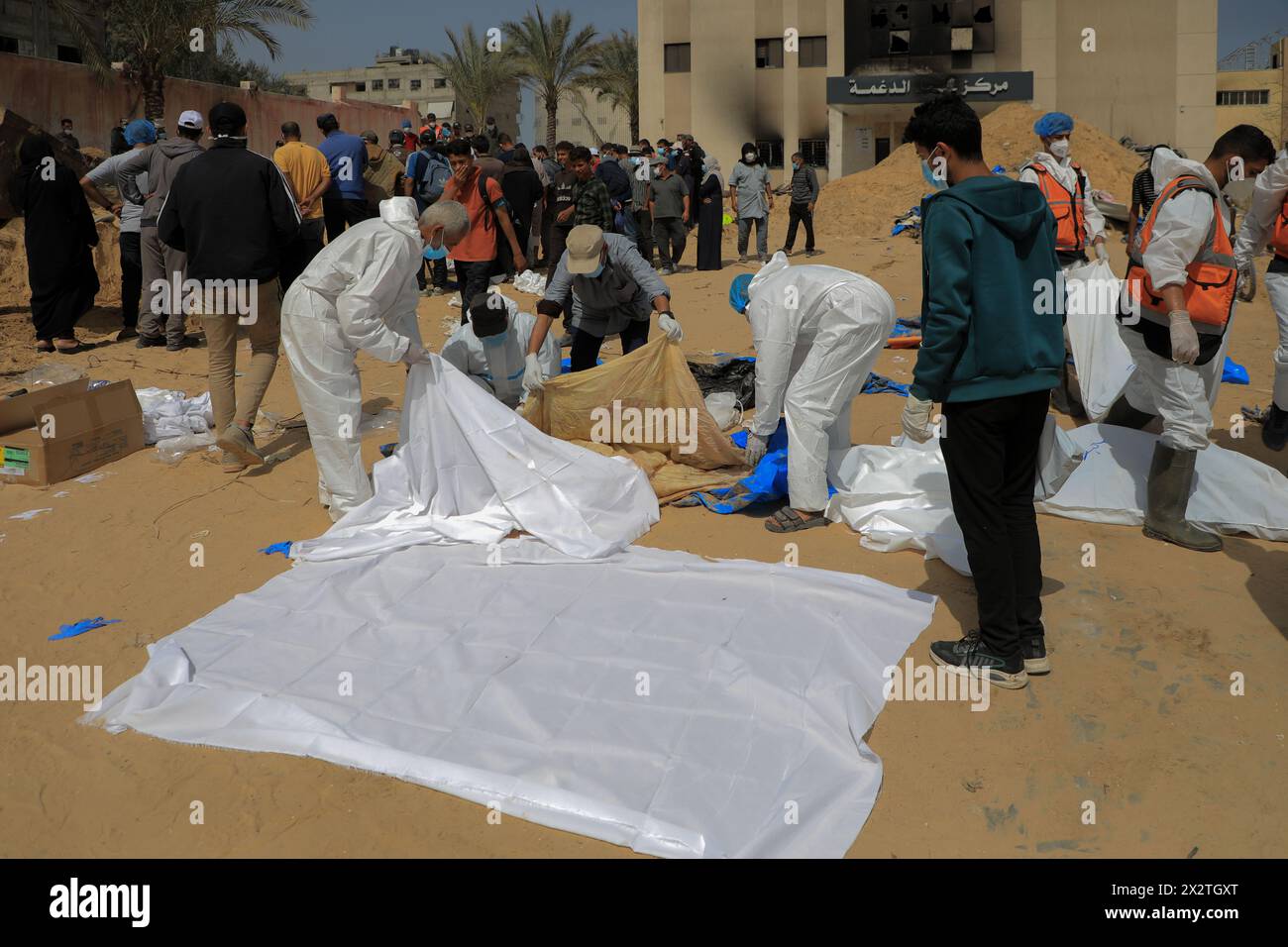 (240423) -- GAZA, 23 avril 2024 (Xinhua) -- des travailleurs découvrent des corps trouvés à l'hôpital de Nasser, dans la ville de Khan Younis, dans le sud de la bande de Gaza, le 23 avril 2024. Le nombre de morts palestiniennes dans la bande de Gaza à la suite des attaques israéliennes en cours est passé à 34 183, a déclaré mardi le ministère de la santé dirigé par le Hamas. Mahmoud Basal, porte-parole du Service de défense civile dans la bande de Gaza, a déclaré que les corps avaient été enterrés collectivement par l’armée israélienne, ajoutant que des opérations de recherche étaient en cours alors que des milliers de personnes étaient toujours portées disparues à Gaza. Le porte-parole a accusé l'armée israélienne de "faire appliquer disappeara Banque D'Images