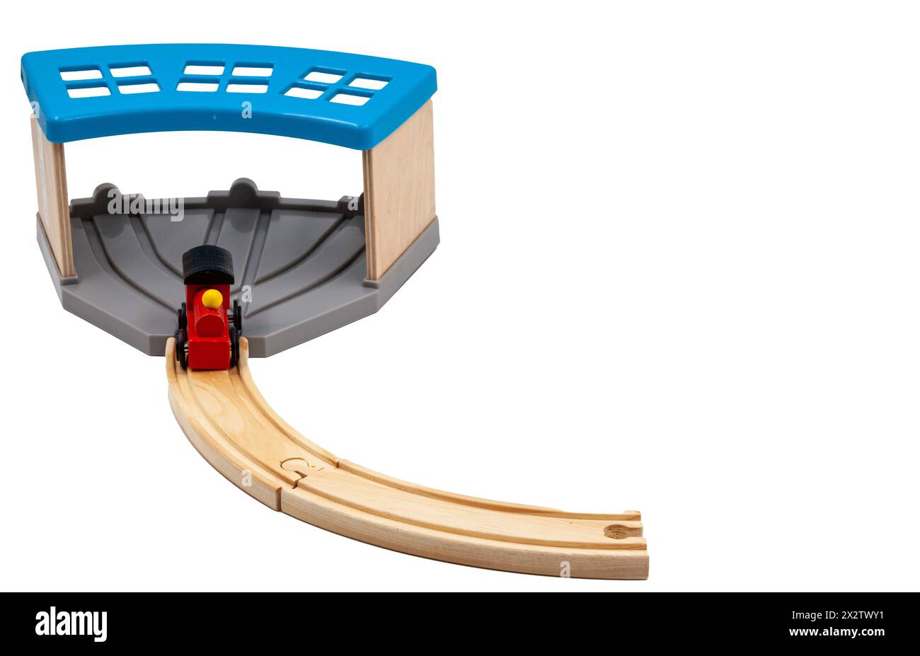 Train rouge jouet pour enfants sur chemin de fer en bois. Jouet écologique. Fond blanc. Photo de haute qualité. Banque D'Images