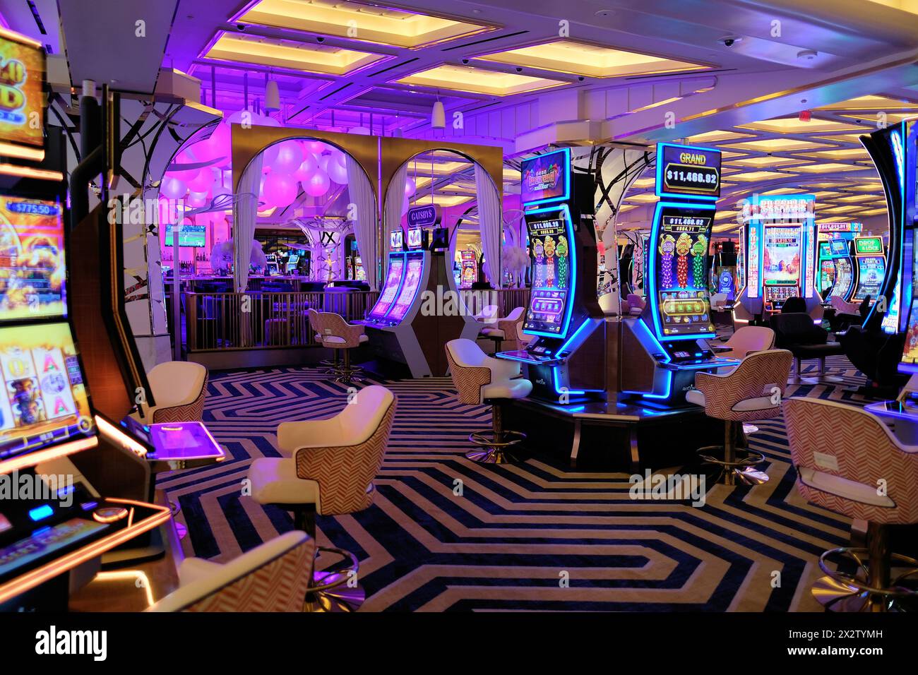 Machines à sous dans un casino vide de Las Vegas, Nevada ; machine à sous, jeux d'argent, jeux sans personnes ou joueurs présents.. Banque D'Images