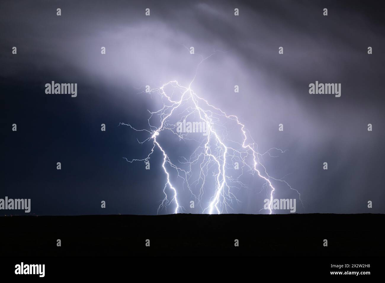 Foudre à fourche d'un orage électrique près de Shiprock, Nouveau-Mexique, États-Unis Banque D'Images