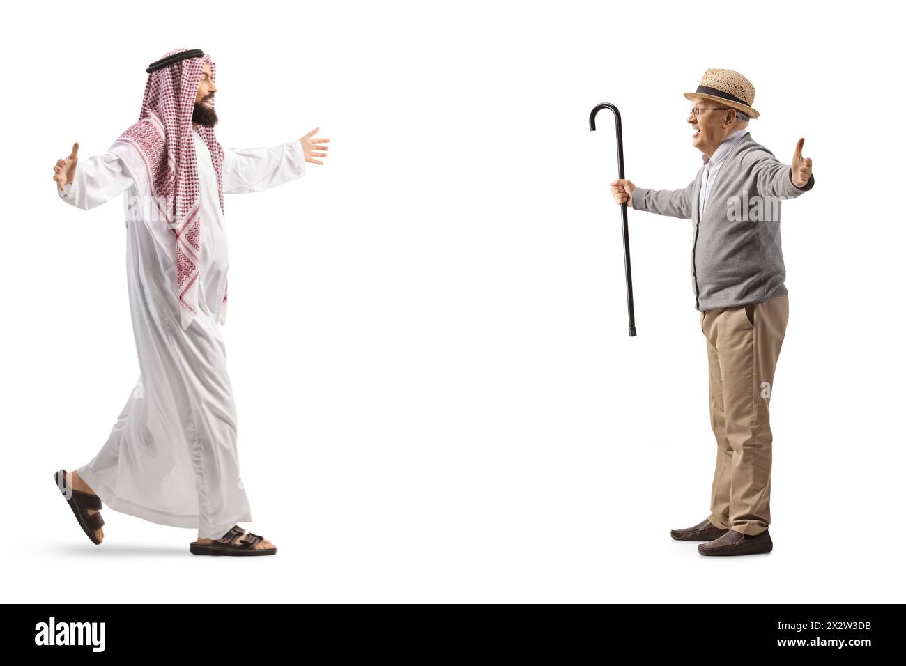 Homme arabe saoudien en vêtements traditionnels rencontrant un homme senior isolé sur fond blanc Banque D'Images
