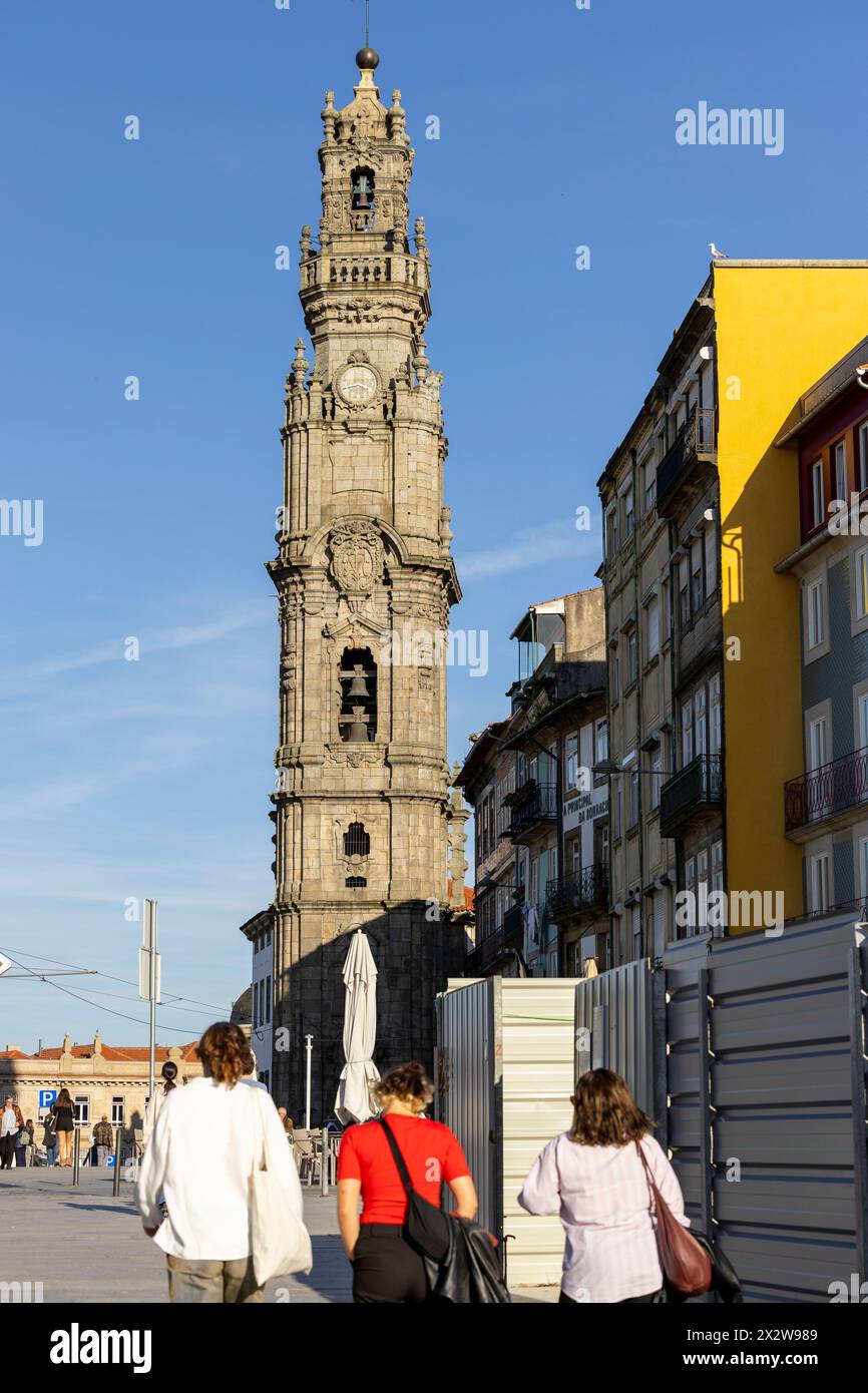 Porto, Portugal - 02.2024 : vue sur la tour de Clerigos à Porto. Ville de Porto, Portugal. Banque D'Images