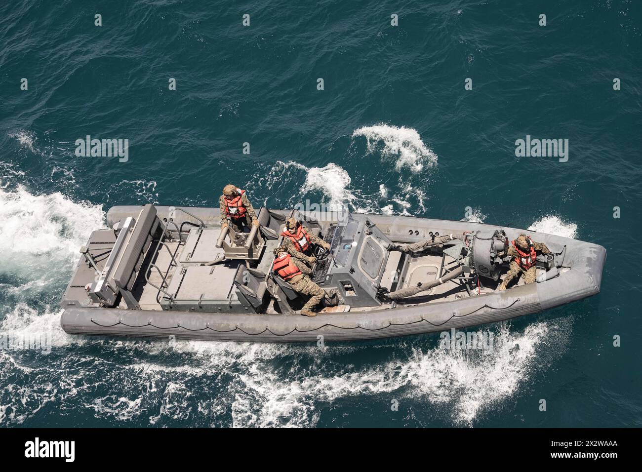 Océan Atlantique. 15 avril 2024. Les Marines américains avec Battalion Landing Team 1/8, 24th Marine Expeditionary Unit (MEU), exploitent un bateau pneumatique à coque rigide de l'USS New York (LPD 21), Wasp (WSP) Amphibious Ready Group (ARG) alors qu'ils étaient en route dans l'océan Atlantique pendant l'exercice d'entraînement d'unité composite (COMPTUEX), le 15 avril 2024. Le WSP ARG-24th MEU mène COMPTUEX, son dernier exercice de certification en mer sous l'évaluation du Carrier Strike Group 4 et du Expeditionary Operations Training Group. Tout au long de COMPTUEX, le WSP ARG-24th MEU est évalué à travers un éventail de scénarios th Banque D'Images