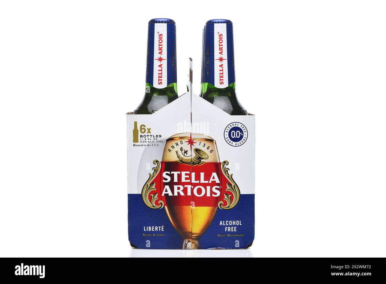 IRVINE, CALIFORNIE - 23 avril 2024 : vue de l'extrémité d'un paquet de 6 Stella Artois Liberte, une bière sans alcool. Banque D'Images