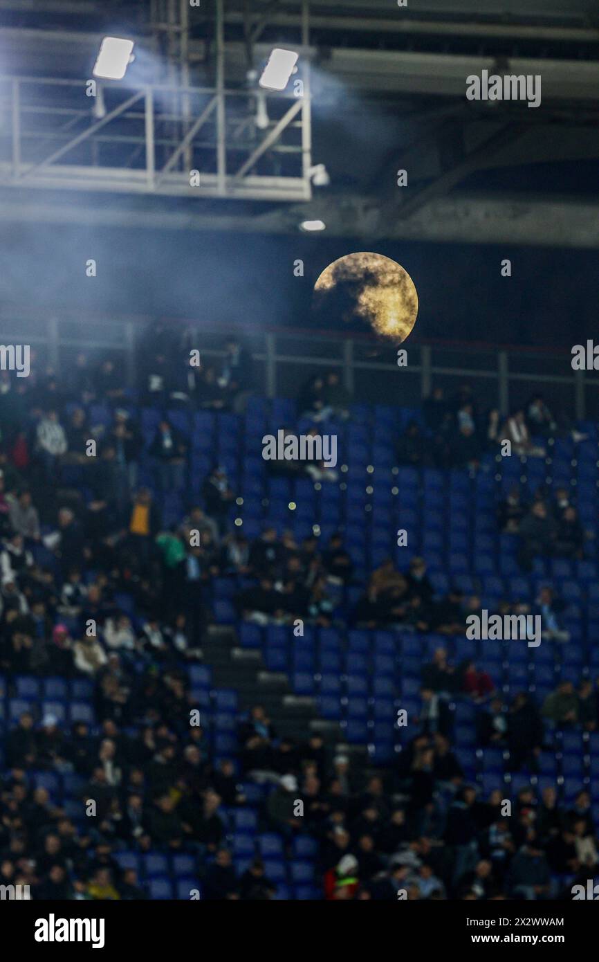 La pleine lune avant le match de demi-finale de la Coupe d'italie SS Lazio vs Juventus au stade Olimpico le 23 avril 2024 à Rome. Banque D'Images La pleine lune avant le match de demi-finale de la Coupe d'italie SS Lazio vs Juventus au stade Olimpico le 23 avril 2024 à Rome. Banque D'Images