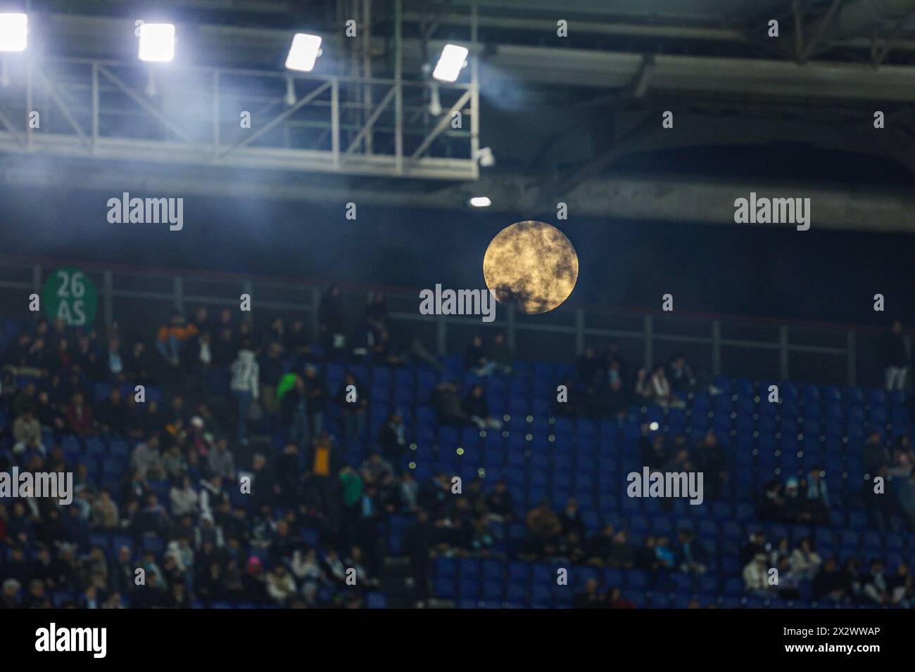 La pleine lune avant le match de demi-finale de la Coupe d'italie SS Lazio vs Juventus au stade Olimpico le 23 avril 2024 à Rome. Banque D'Images La pleine lune avant le match de demi-finale de la Coupe d'italie SS Lazio vs Juventus au stade Olimpico le 23 avril 2024 à Rome. Banque D'Images
