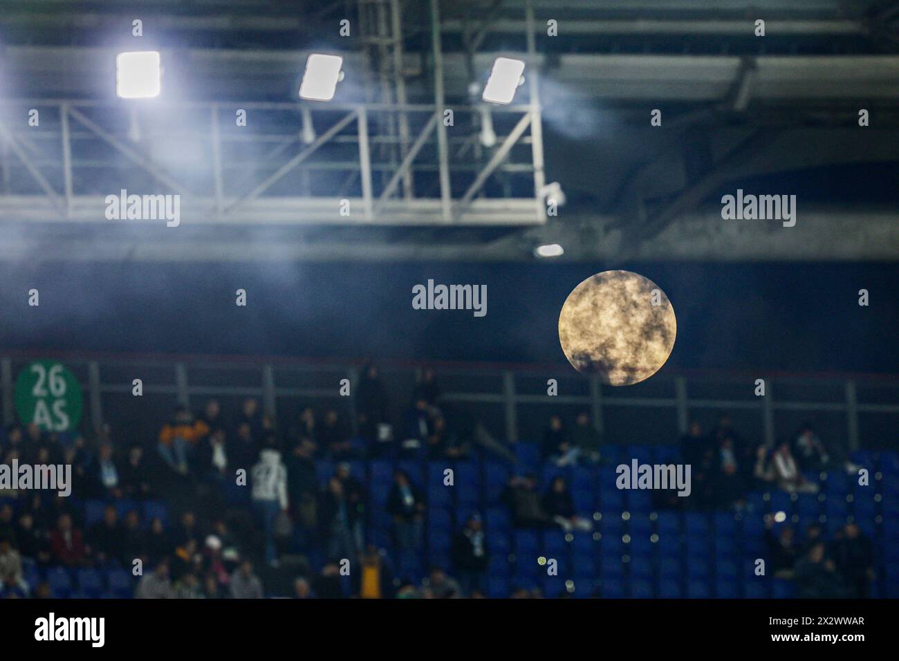 La pleine lune avant le match de demi-finale de la Coupe d'italie SS Lazio vs Juventus au stade Olimpico le 23 avril 2024 à Rome. Banque D'Images