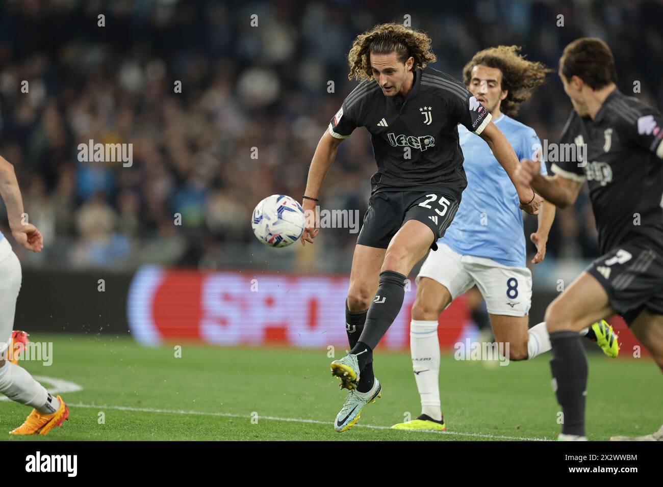 Adrien Rabiot, milieu de terrain français de la Juventus, lors du match de demi-finale de la Coupe d'italie SS Lazio vs Juventus au stade Olimpico le 23 avril 2024 à Rome. Banque D'Images Adrien Rabiot, milieu de terrain français de la Juventus, lors du match de demi-finale de la Coupe d'italie SS Lazio vs Juventus au stade Olimpico le 23 avril 2024 à Rome. Banque D'Images