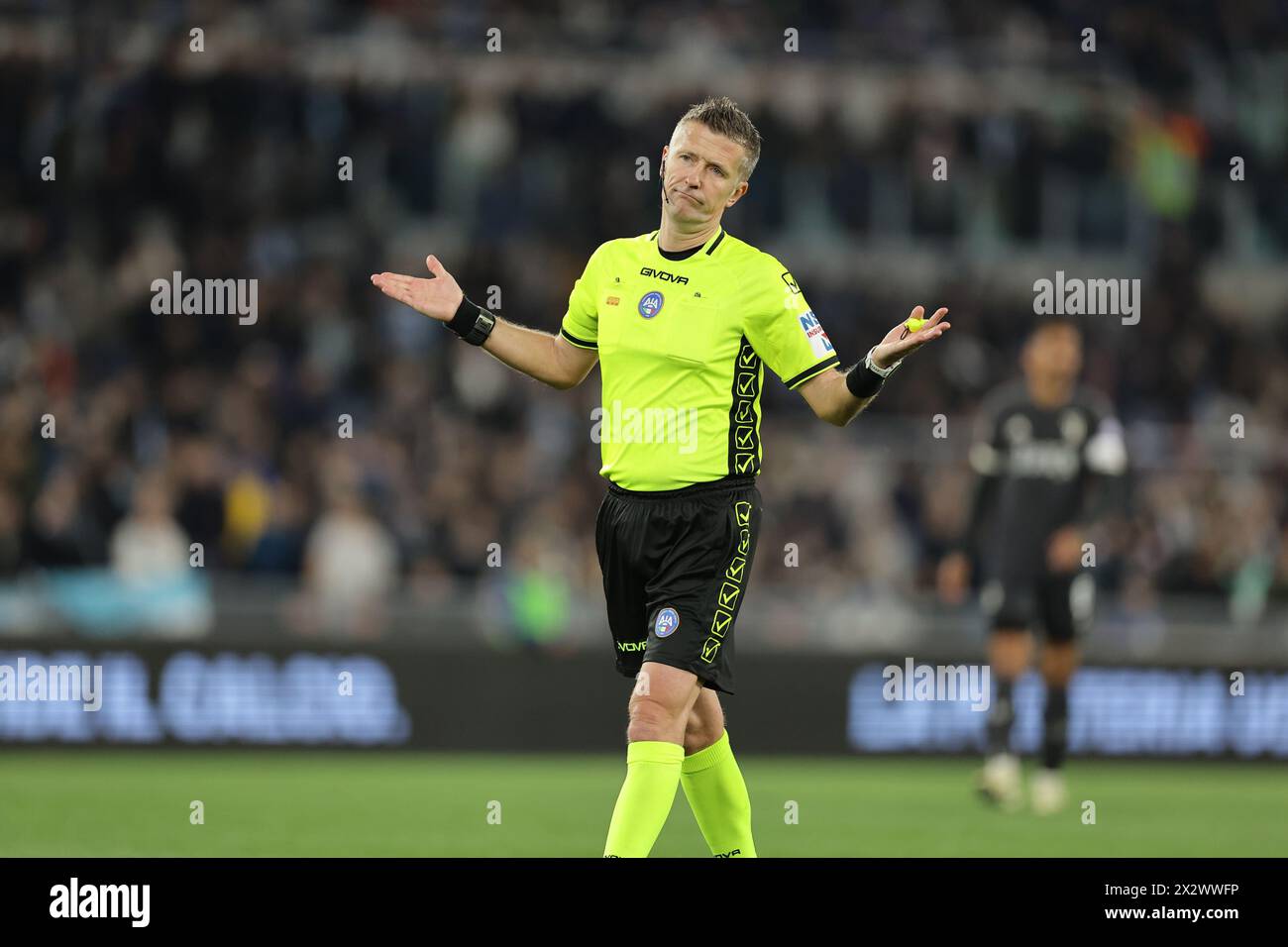 L'arbitre italien Daniele Orsato lors du match de demi-finale de la Coupe d'italie SS Lazio vs Juventus au stade Olimpico le 23 avril 2024 à Rome. Banque D'Images L'arbitre italien Daniele Orsato lors du match de demi-finale de la Coupe d'italie SS Lazio vs Juventus au stade Olimpico le 23 avril 2024 à Rome. Banque D'Images