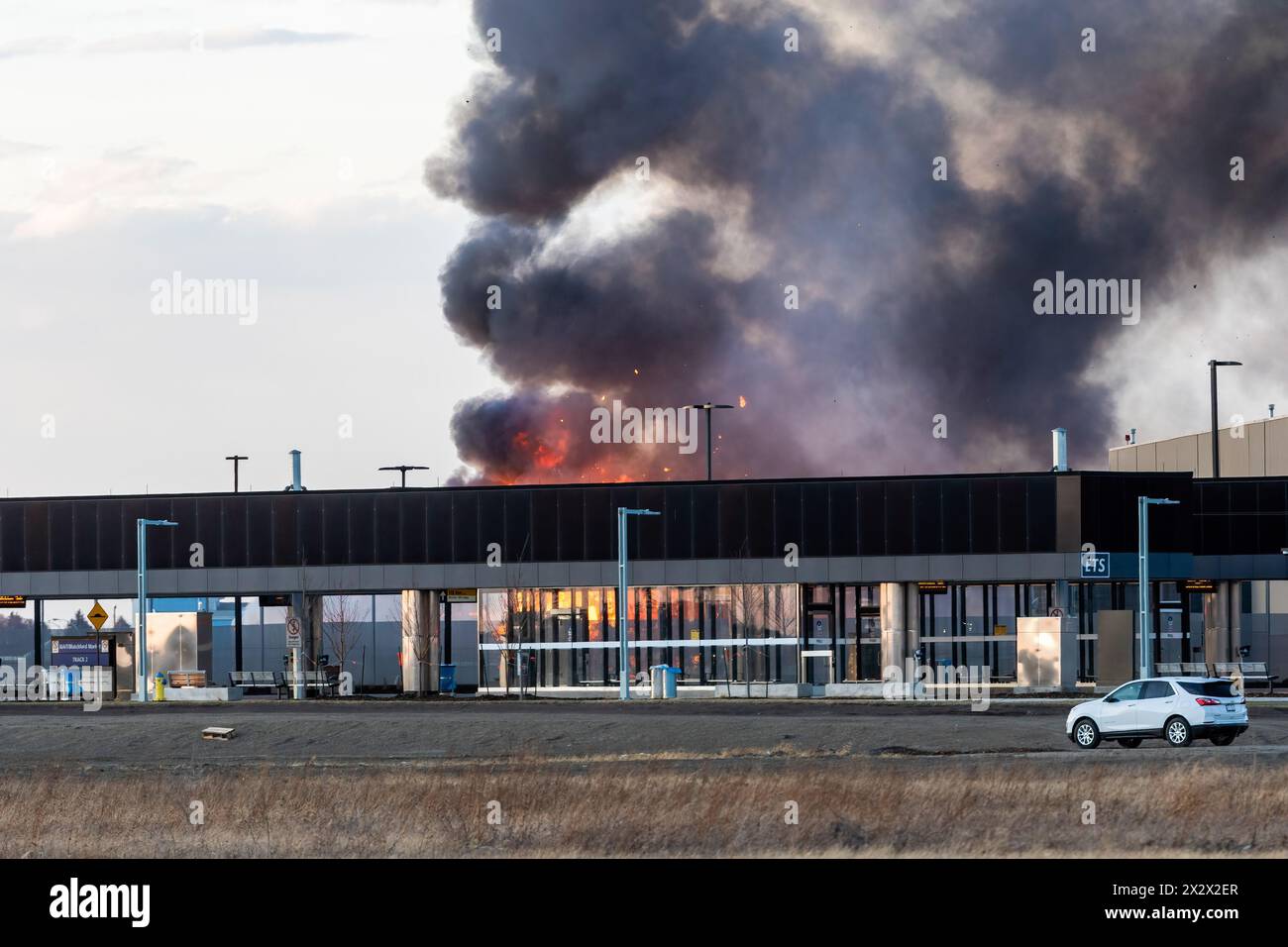 Edmonton, Canada. 22 avril 2024. Un incendie de 5 alarmes détruit un hangar aérien historique de la seconde Guerre mondiale alors que le service d'incendie d'Edmonton protège le site de la propagation à d'autres bâtiments. Le hangar qui a été construit en 1942 a été déclaré un bâtiment historique d'importance pour sa part dans l'expédition d'équipements, de troupes et d'avions pour les forces américaines en route vers la Russie. La cause de l'incendie fait actuellement l'objet d'une enquête et aucun mot n'est encore dit concernant les dommages estimés. Crédit : SOPA images Limited/Alamy Live News Banque D'Images