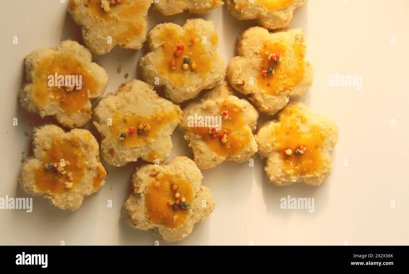 Les cookies EID sont souvent utilisés comme collations lors de réunions avec la famille et les proches en visite Banque D'Images