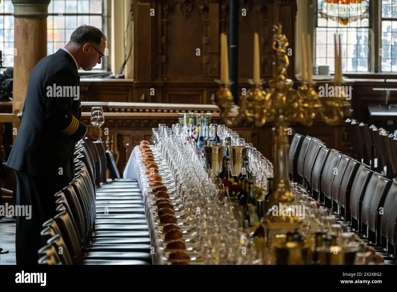 09.02.2024, Brême, Brême, Allemagne - table pour le 480ème Schaffermahlzeit (collecte de fonds pour les gens de mer et leurs familles par la Stiftung Haus Seef Banque D'Images