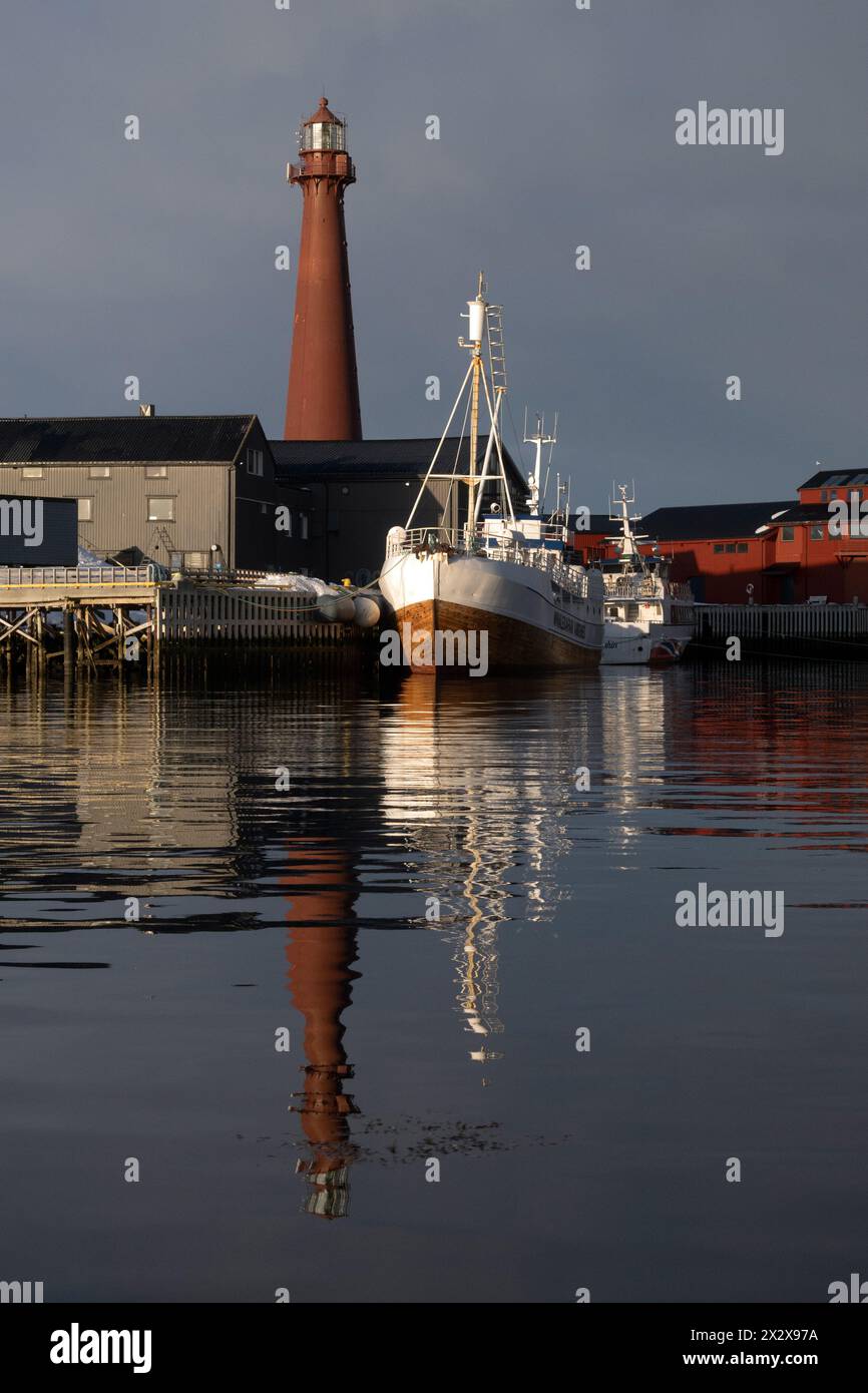 02.04.2023, Andoy, Nordland, Norvège - vue du port avec le phare Andenes fyr. 00S230402D229CAROEX.JPG [AUTORISATION DU MODÈLE : NON APPLICABLE, PROP Banque D'Images