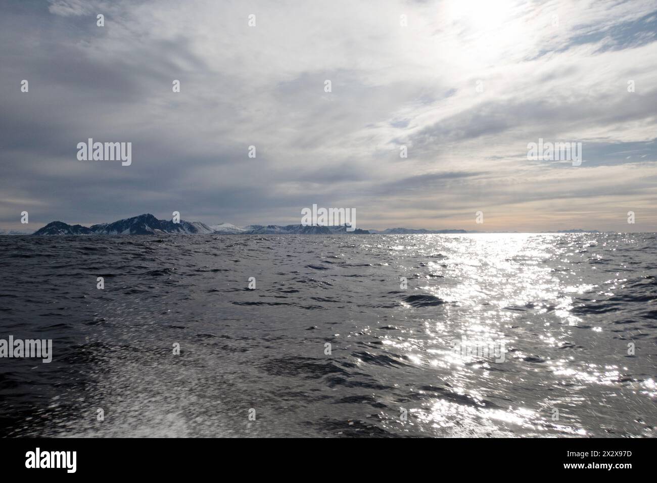 05.04.2023, Andoy, Nordland, Norvège - paysage de montagne sur la côte en hiver. 00S230405D235CAROEX.JPG [AUTORISATION DU MODÈLE : NON APPLICABLE, PROPRIÉTÉ RELE Banque D'Images