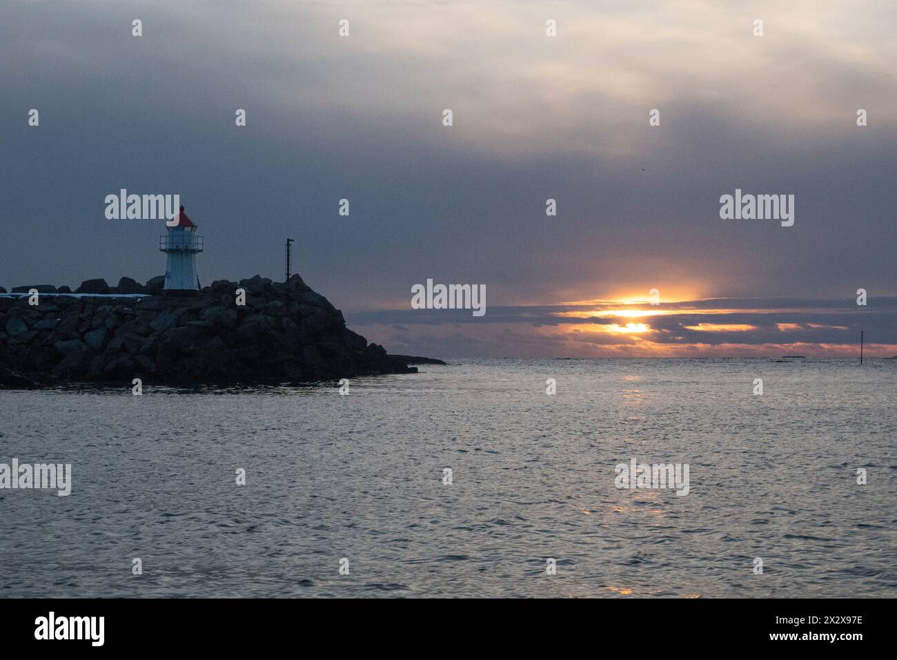 02.04.2023, Andoy, Nordland, Norvège - coucher de soleil sur la jetée. 00S230402D231CAROEX.JPG [AUTORISATION DU MODÈLE : NON applicable, AUTORISATION DU PROPRIÉTAIRE : NON (c) images caro Banque D'Images